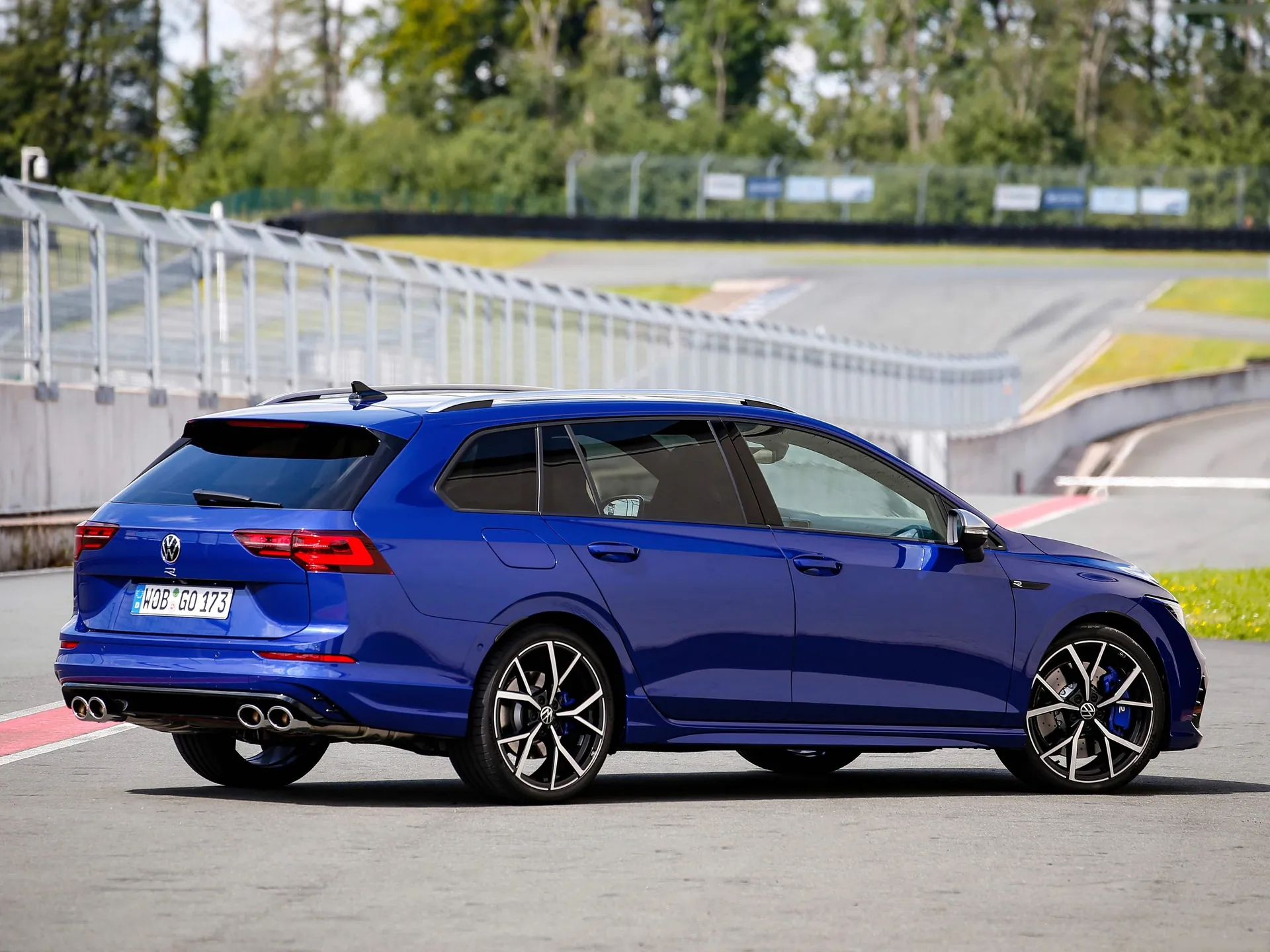 Volkswagen Golf R Estate (2022) – zadní tříčtvrteční pohled