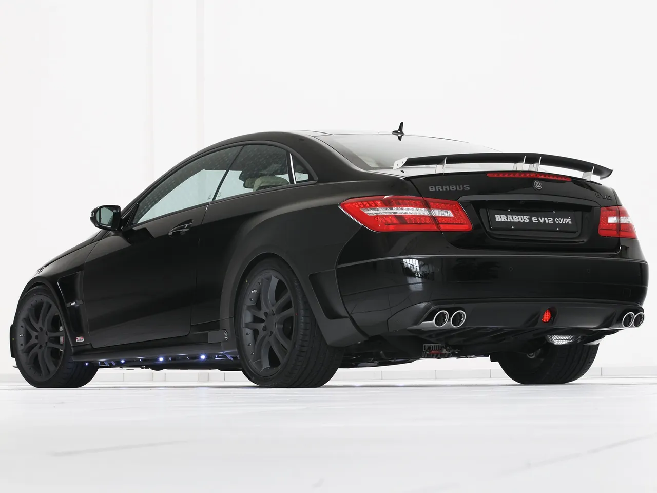Brabus E V12 Coupe (2010) – zadní tříčtvrteční pohled