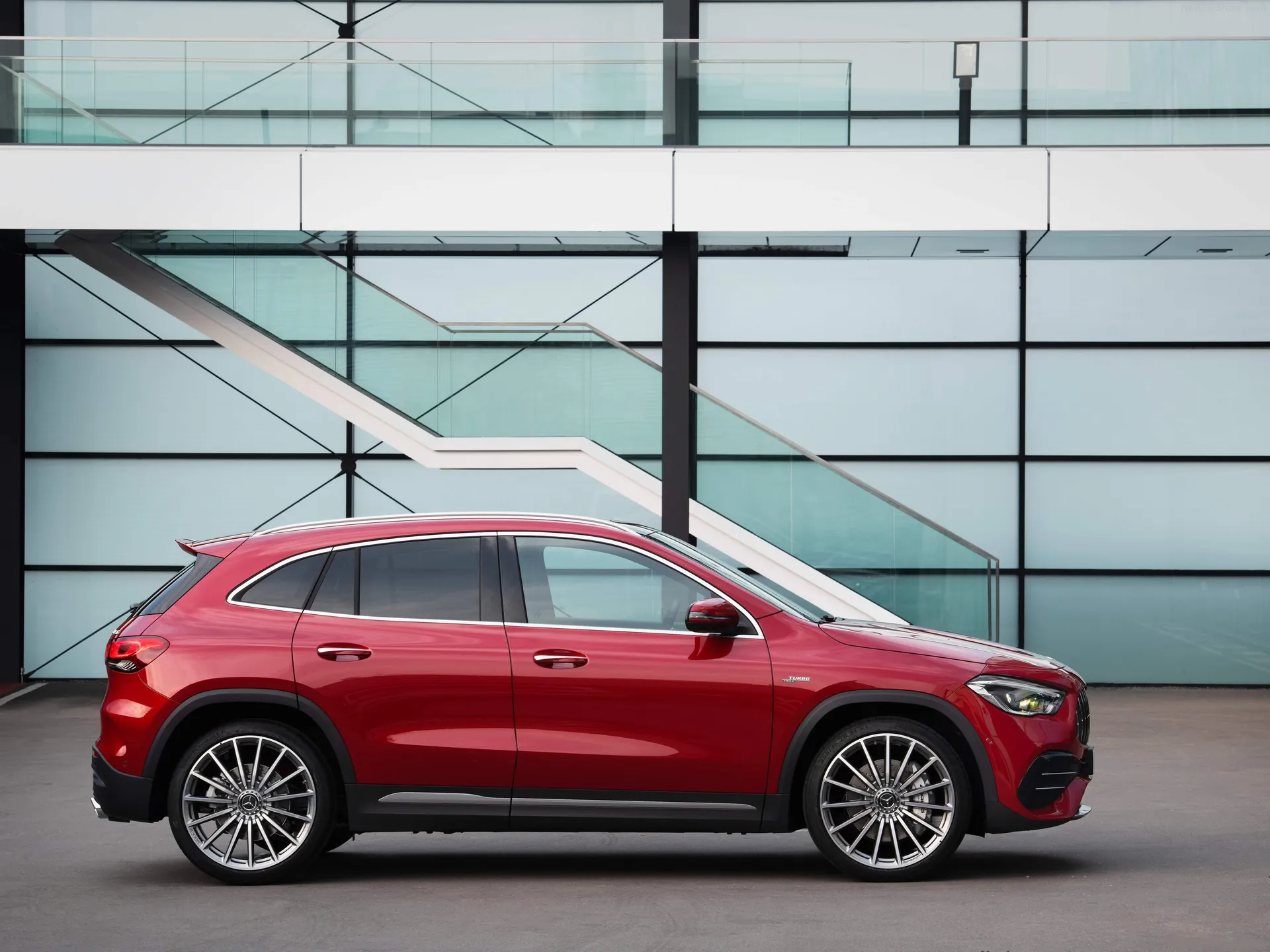 Mercedes-Benz GLA35 AMG (2021) – boční profil
