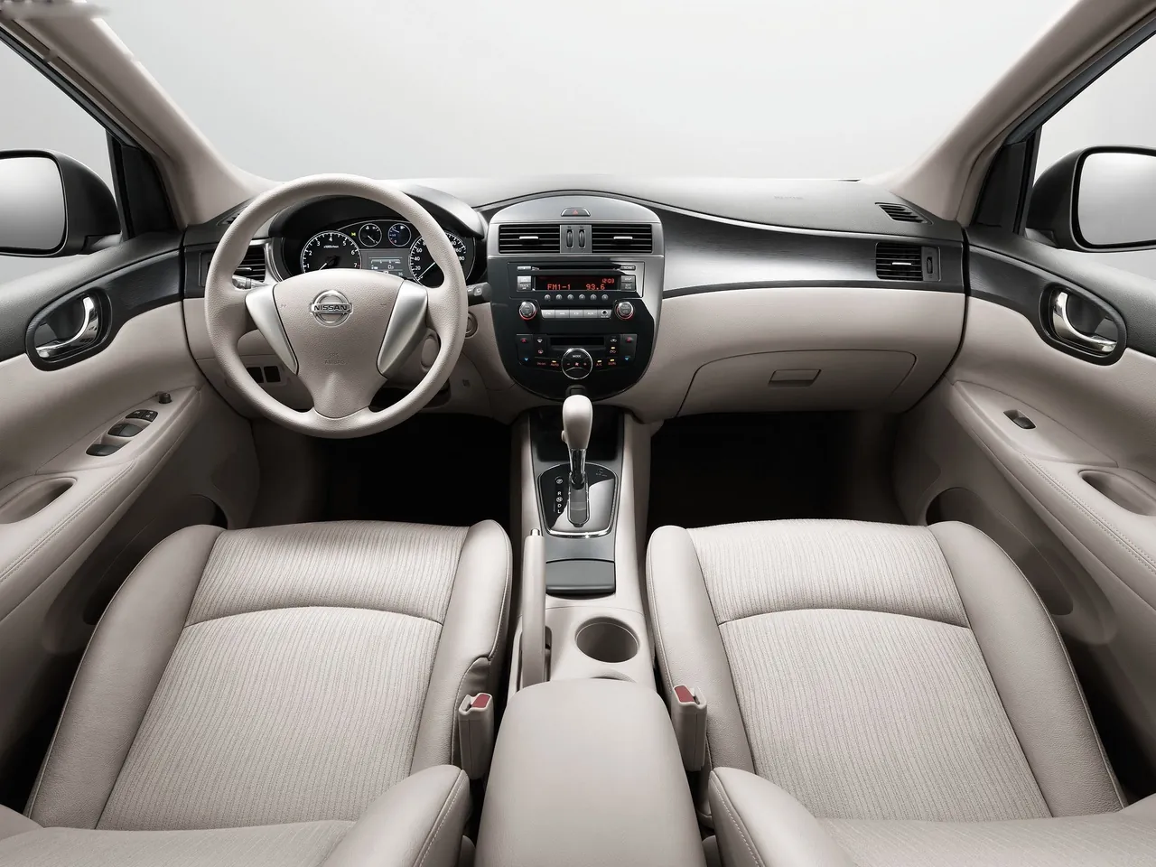 Nissan Tiida (2012) – interiér