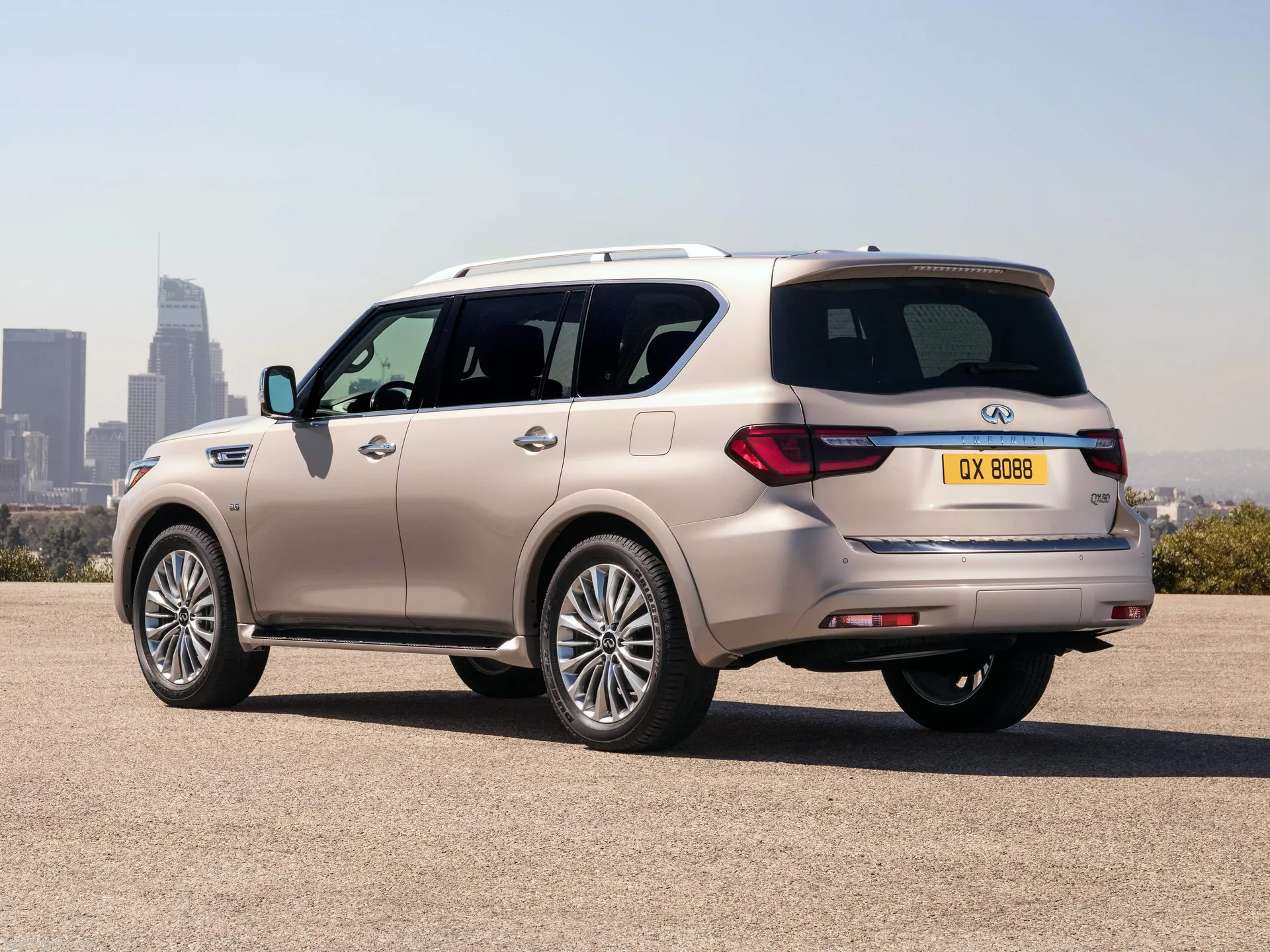 Infiniti QX80 (2018) – zadní tříčtvrteční pohled