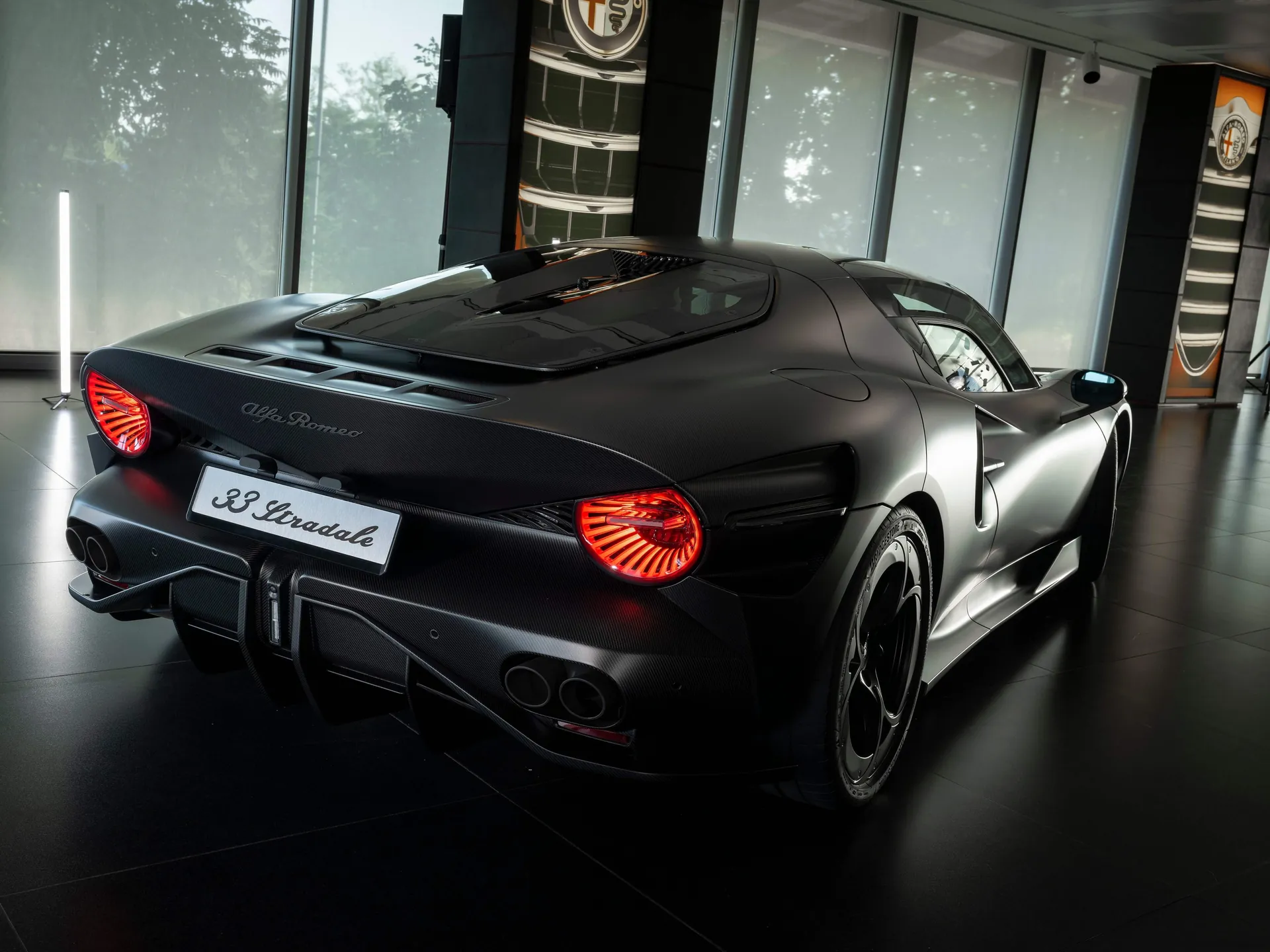 Alfa Romeo 33 Stradale Perla Nera (2026) – zadní tříčtvrteční pohled