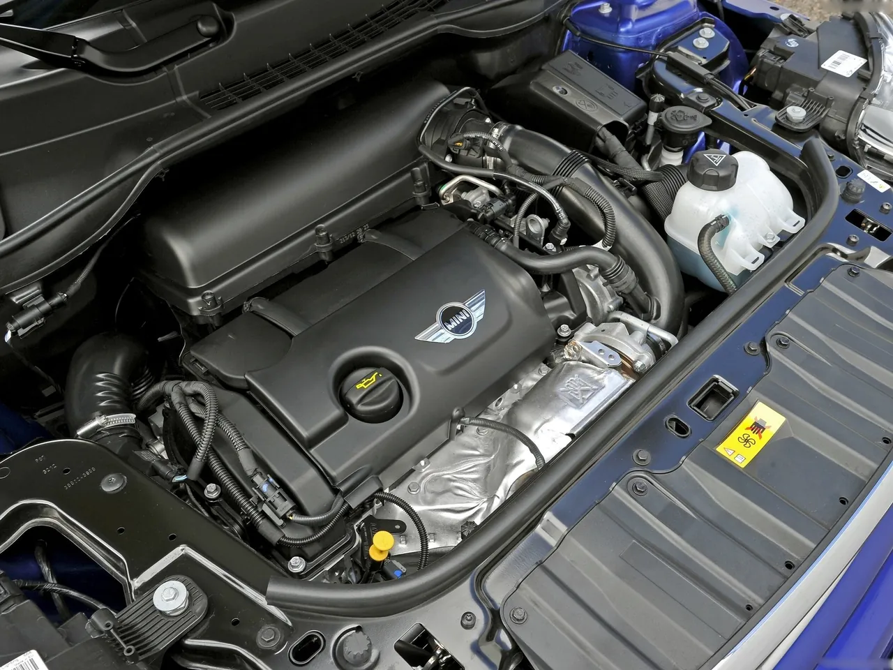 Mini Paceman (2014) – motorový prostor