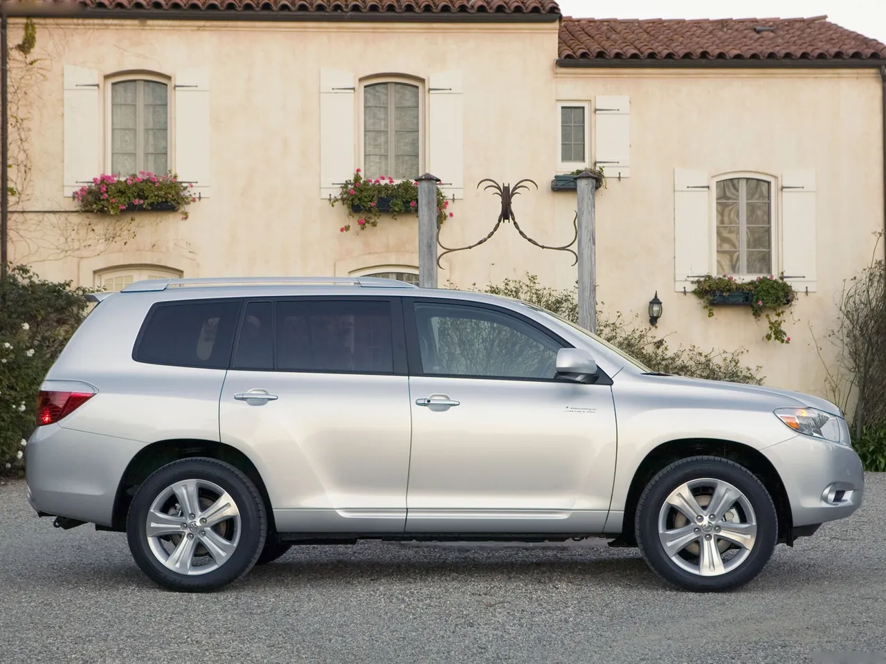 Toyota Highlander (2008) - Side Profile