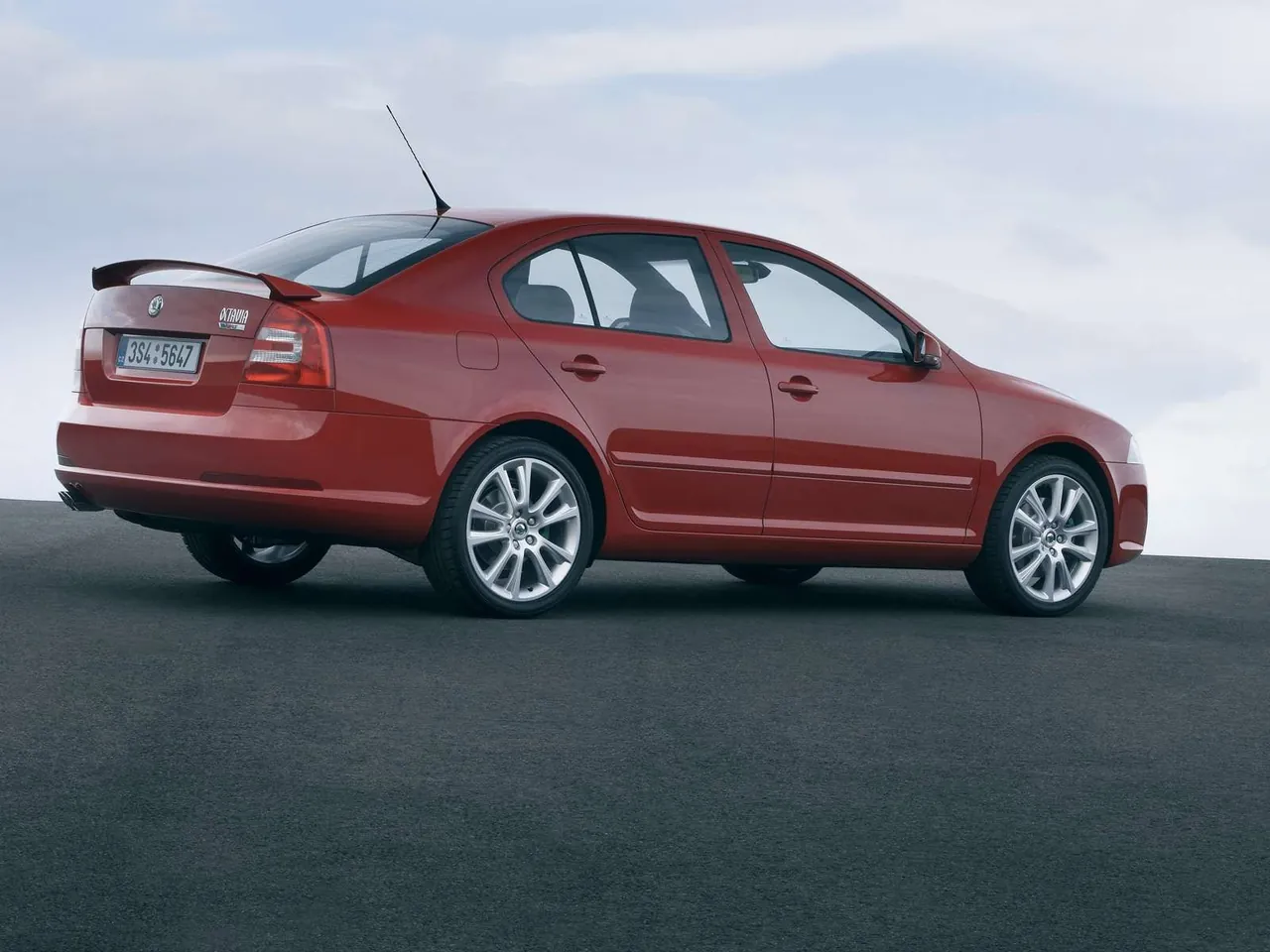 Skoda Octavia RS (2006) – zadní tříčtvrteční pohled