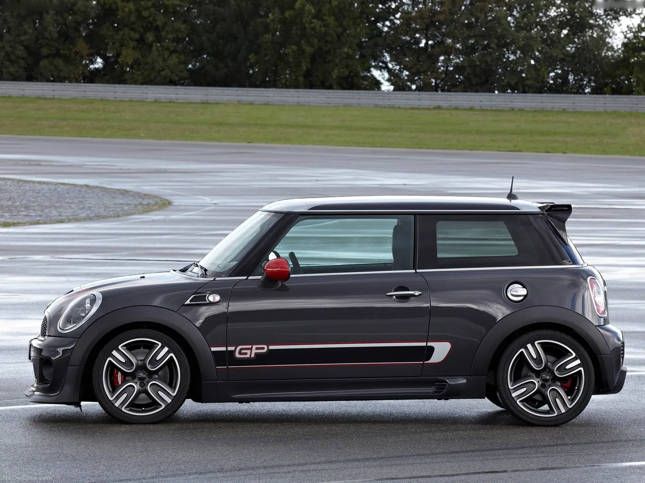 Mini John Cooper Works GP (2013) – boční profil