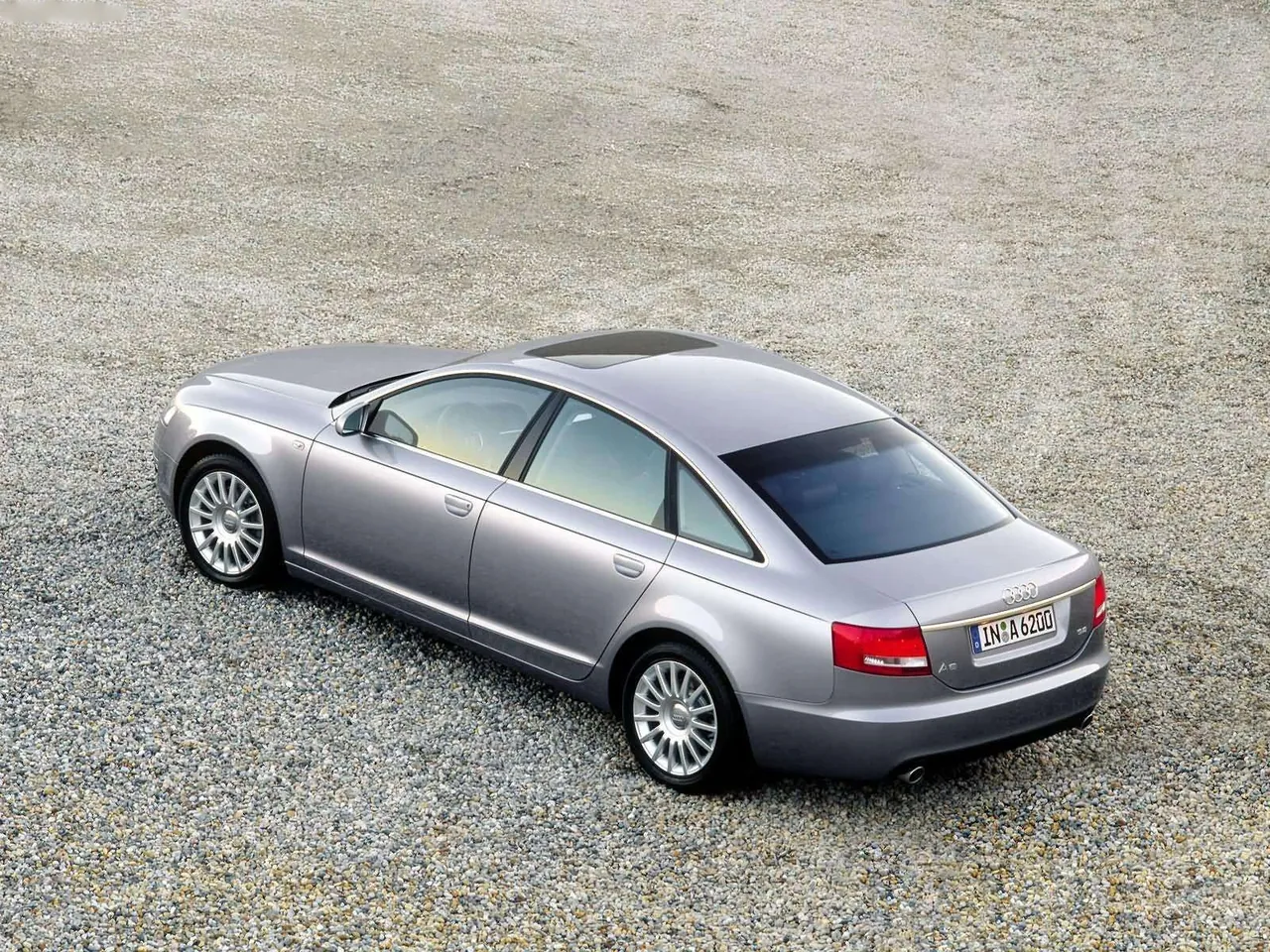 Audi A6 3.2 (2005) – zadní tříčtvrteční pohled
