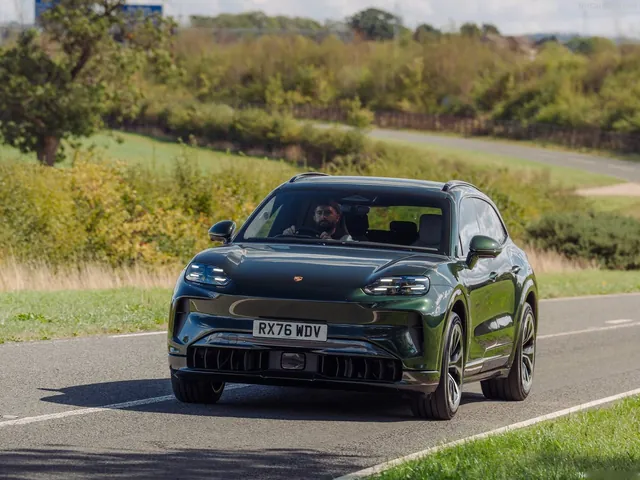 Porsche Cayenne S Electric [UK] (2027)
