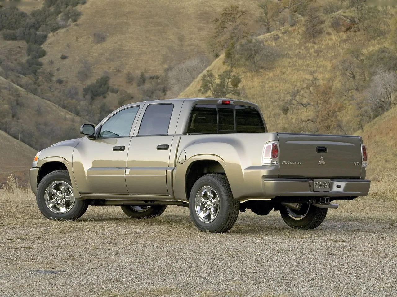 Mitsubishi Raider XLS (2006) – zadní tříčtvrteční pohled