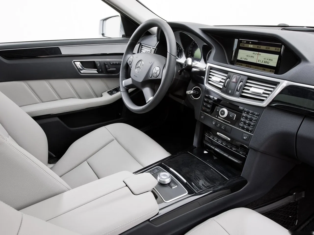 Mercedes-Benz E-Class L (2011) - Interior