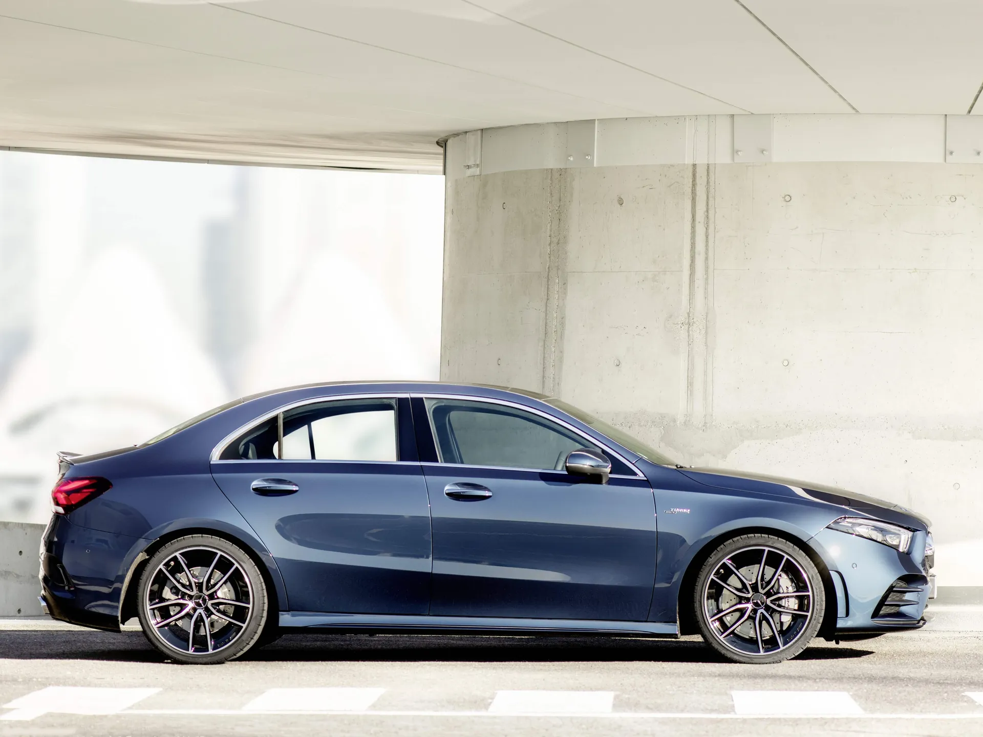 Mercedes-Benz A35 AMG 4Matic Sedan (2020) - Side Profile