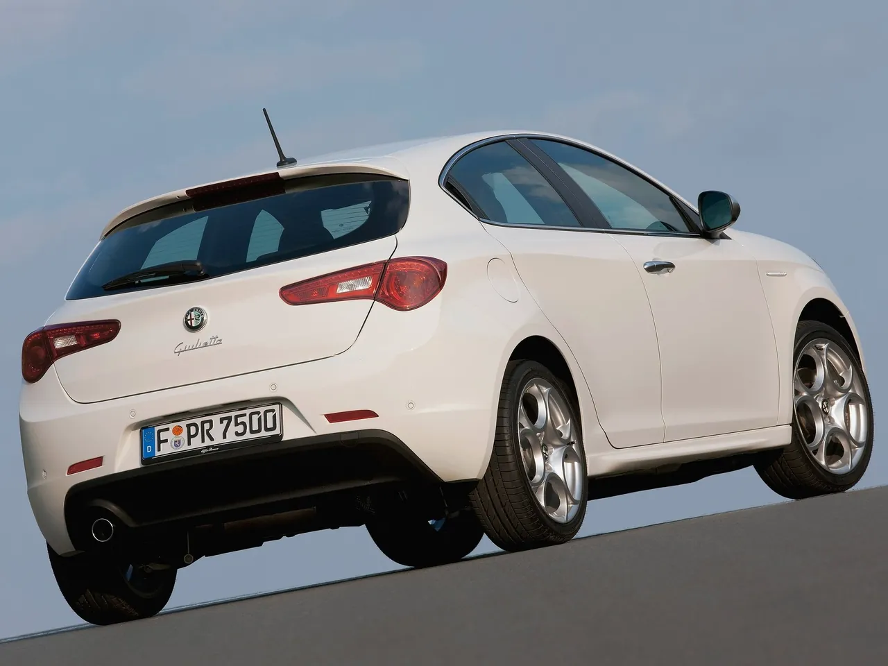 Alfa Romeo Giulietta (2011) - Rear Three-Quarter