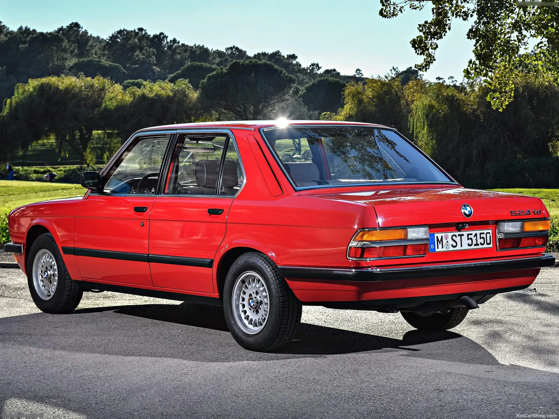 BMW 5-Series (1983) – zadní tříčtvrteční pohled