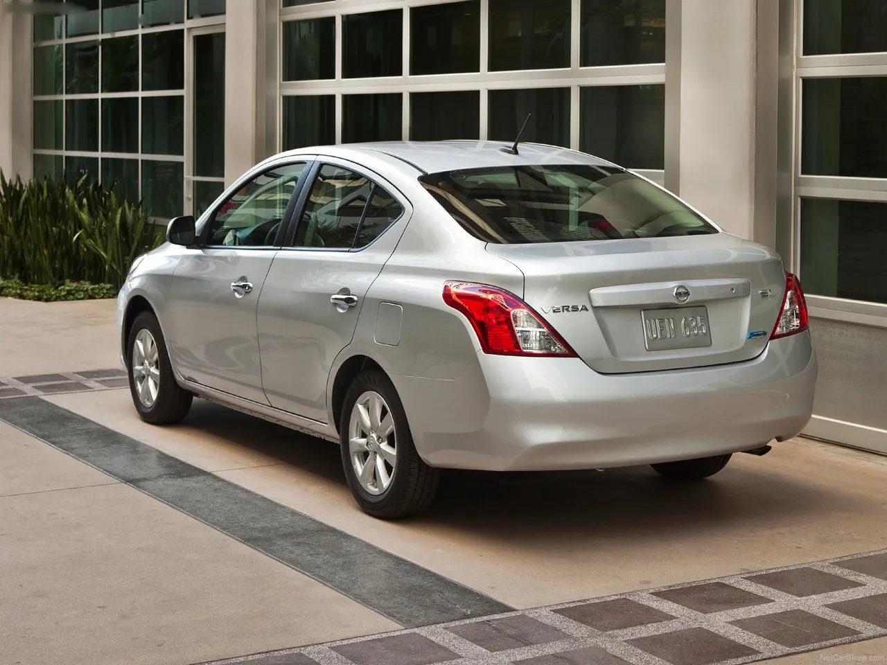 Nissan Versa Sedan (2012) – zadní tříčtvrteční pohled