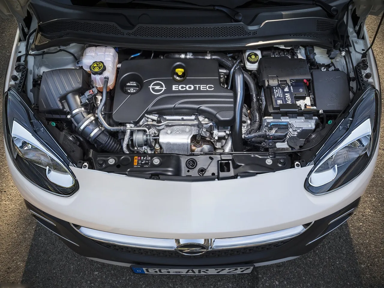 Opel Adam Rocks (2015) – motorový prostor