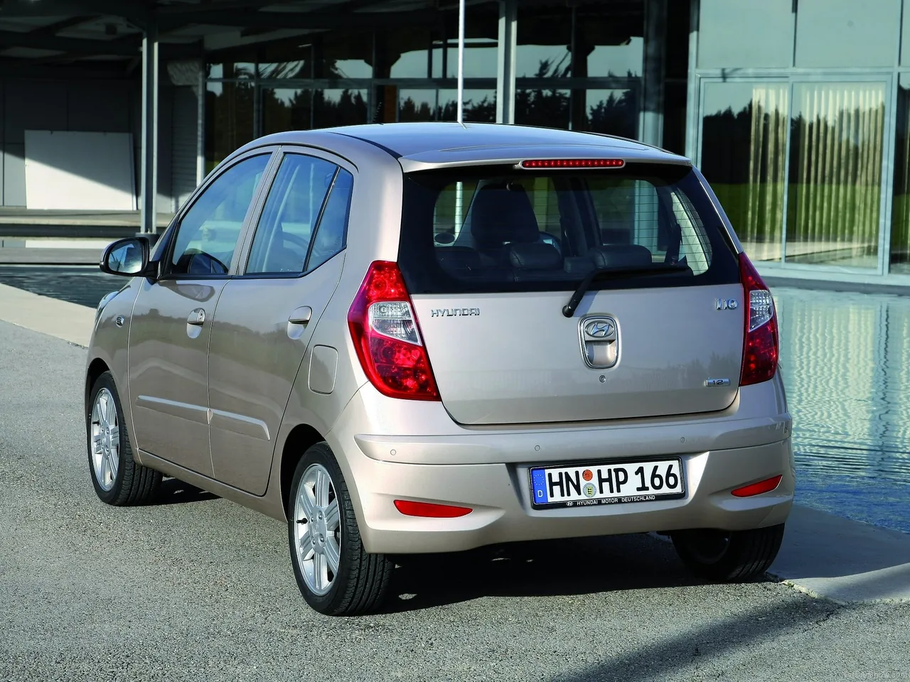 Hyundai i10 (2011) – zadní tříčtvrteční pohled