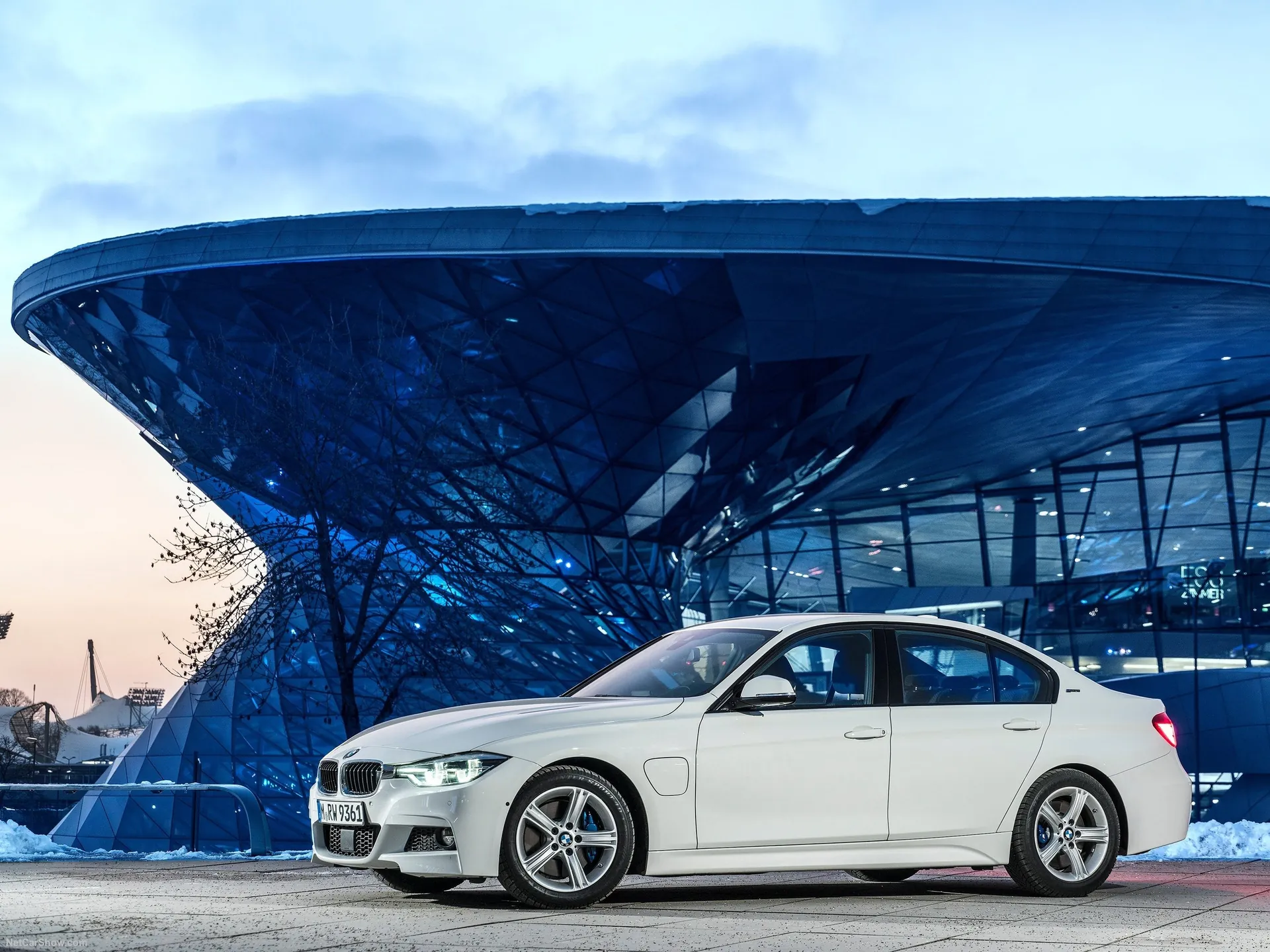 BMW 330e (2016)
