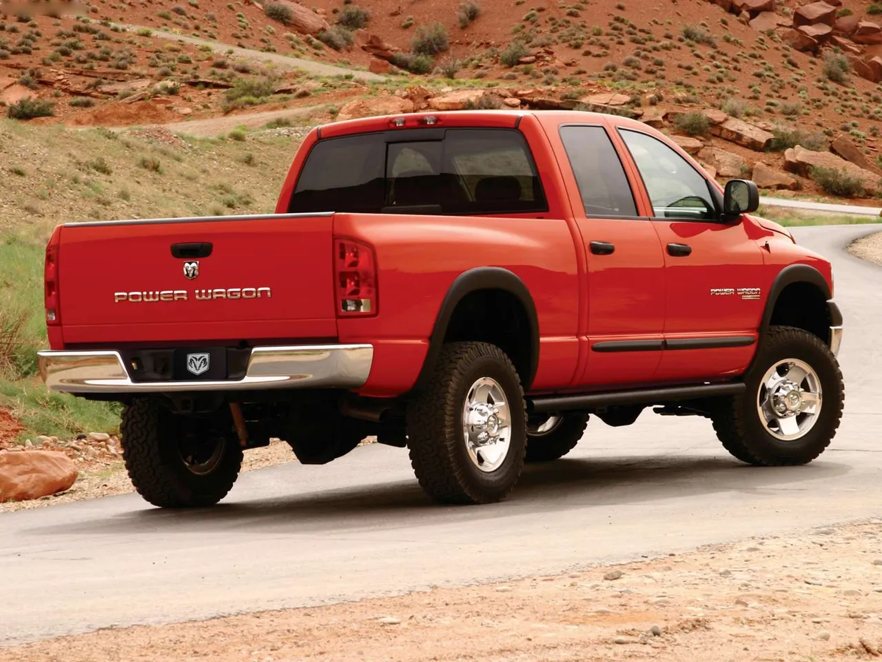Dodge Ram Power Wagon (2005) – zadní tříčtvrteční pohled