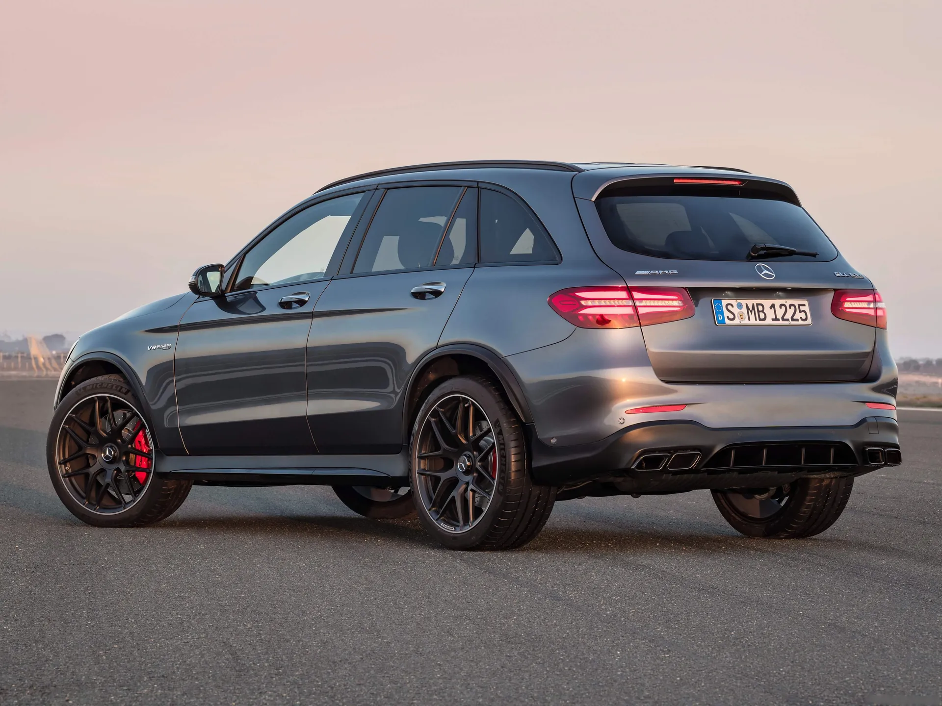 Mercedes-Benz GLC63 S AMG (2018) – zadní tříčtvrteční pohled