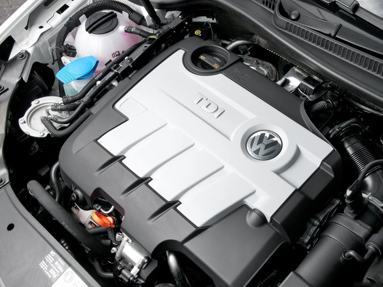 Volkswagen Golf GTD (2010) - Engine Bay