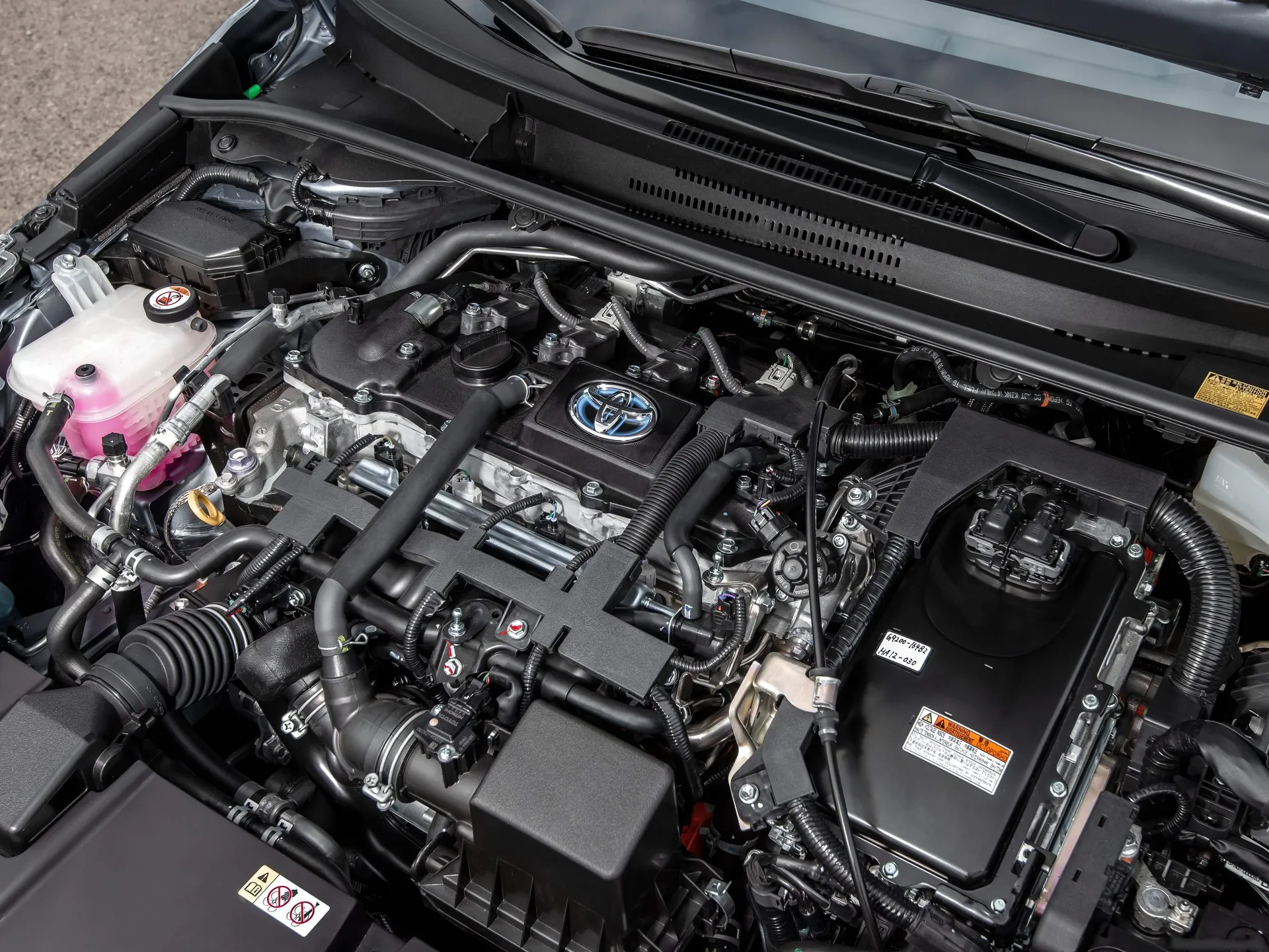 Toyota Corolla Sedan [EU] (2019) – motorový prostor