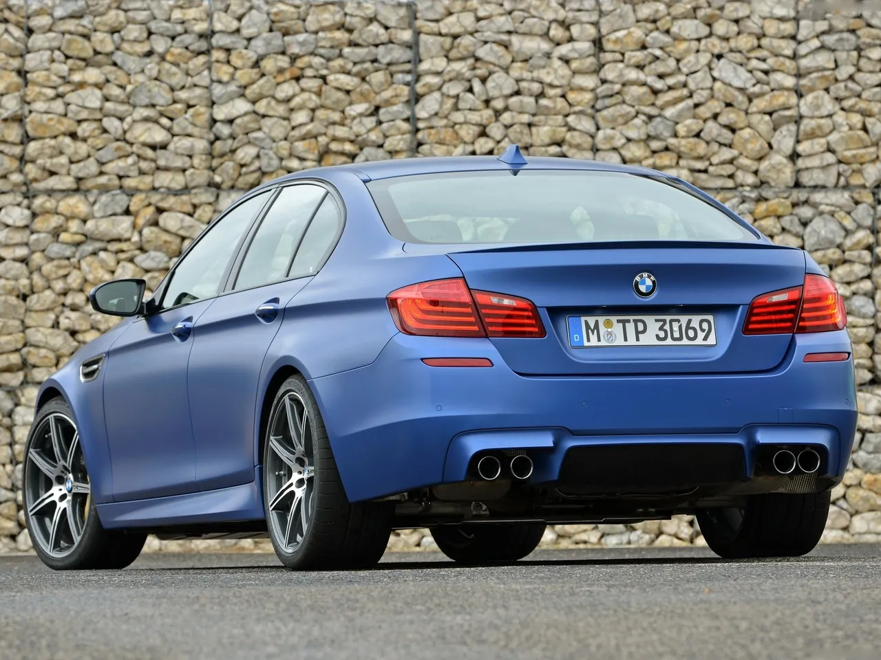 BMW M5 (2014) – zadní tříčtvrteční pohled