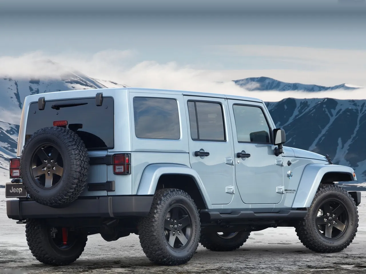 Jeep Wrangler Arctic (2012) – zadní tříčtvrteční pohled