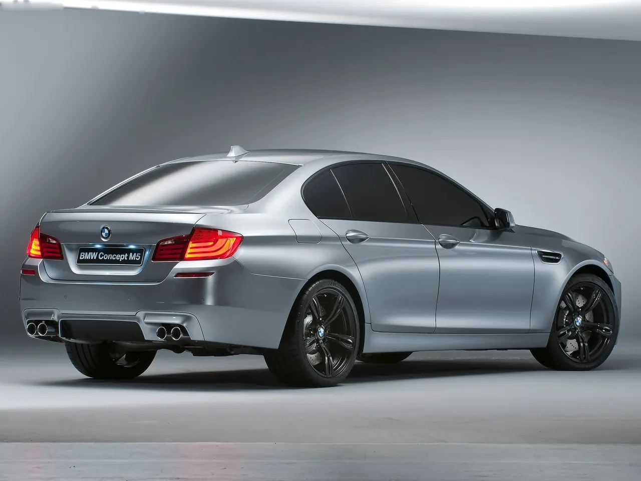 BMW M5 Concept (2011) – zadní tříčtvrteční pohled