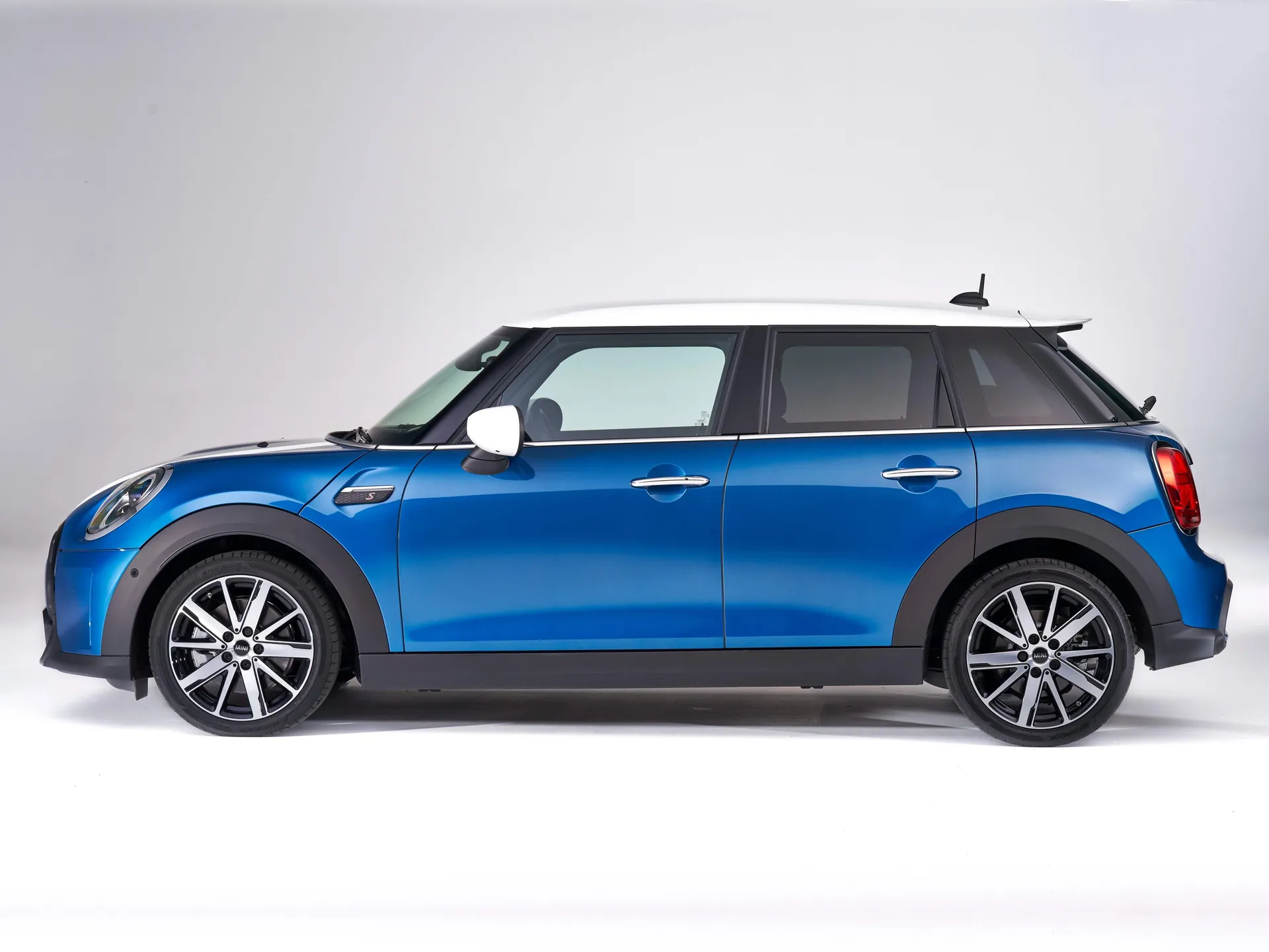 Mini Cooper S 5-door (2022) – boční profil