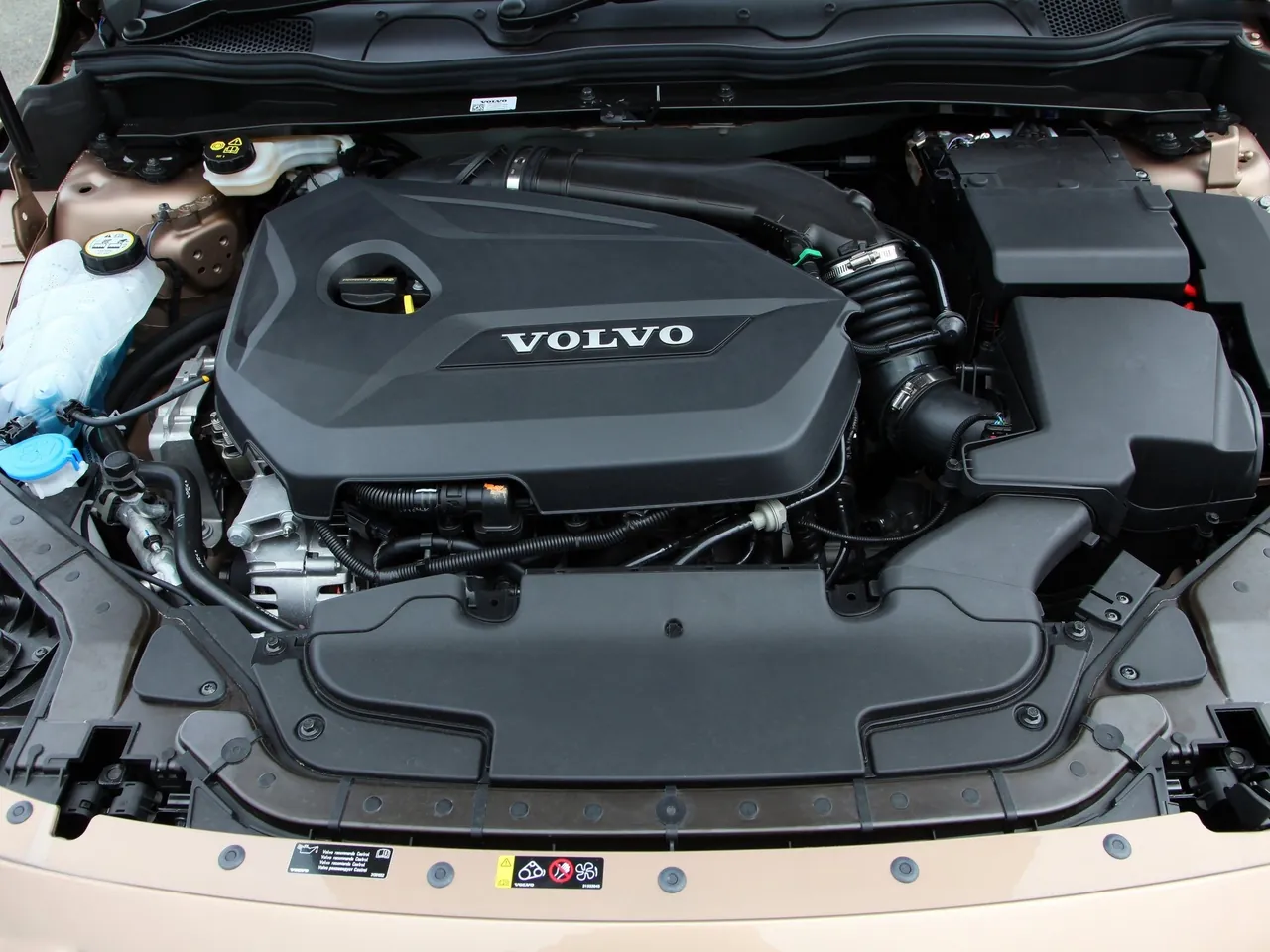 Volvo V40 (2013) – motorový prostor