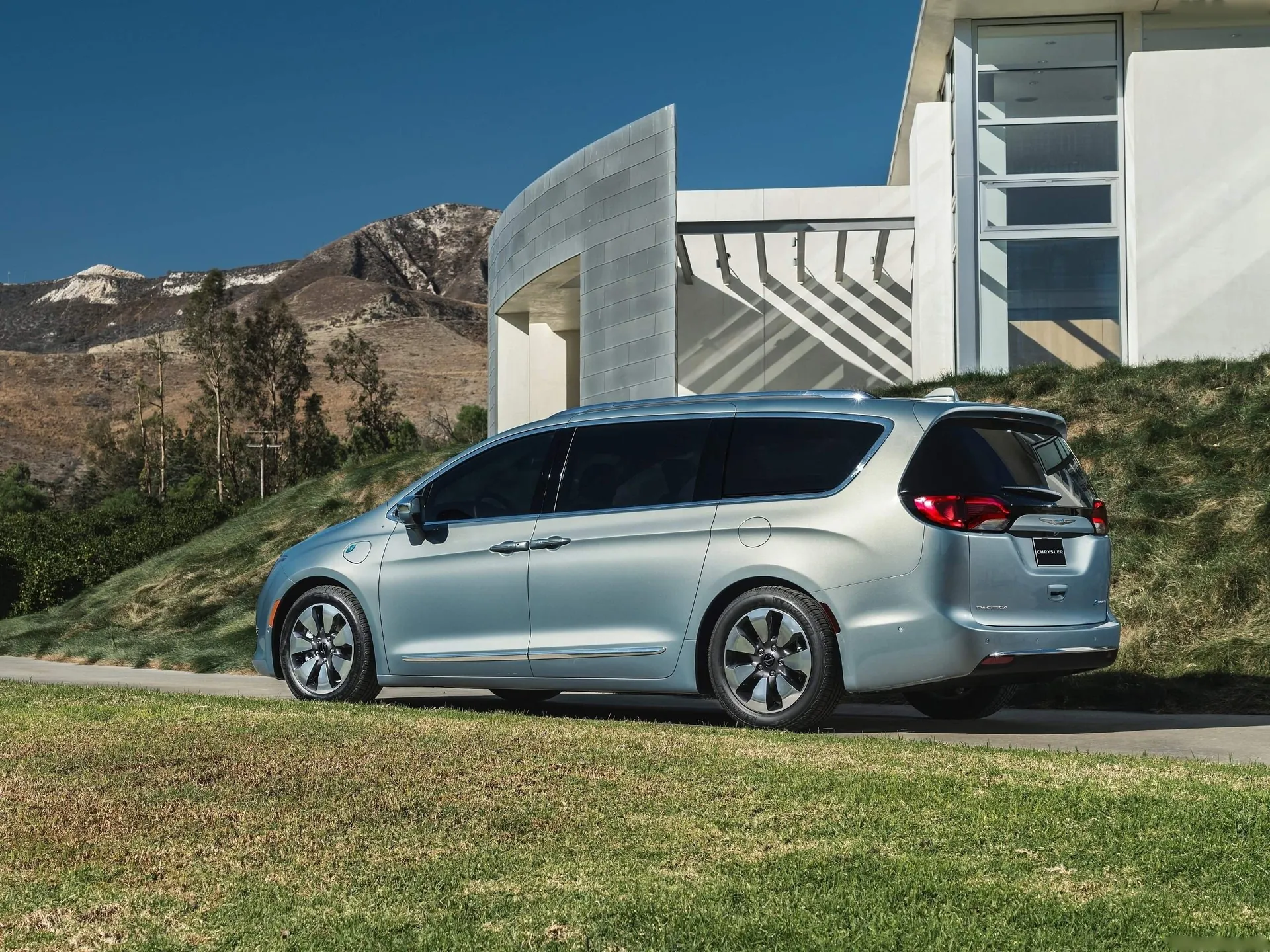 Chrysler Pacifica (2017) – zadní tříčtvrteční pohled