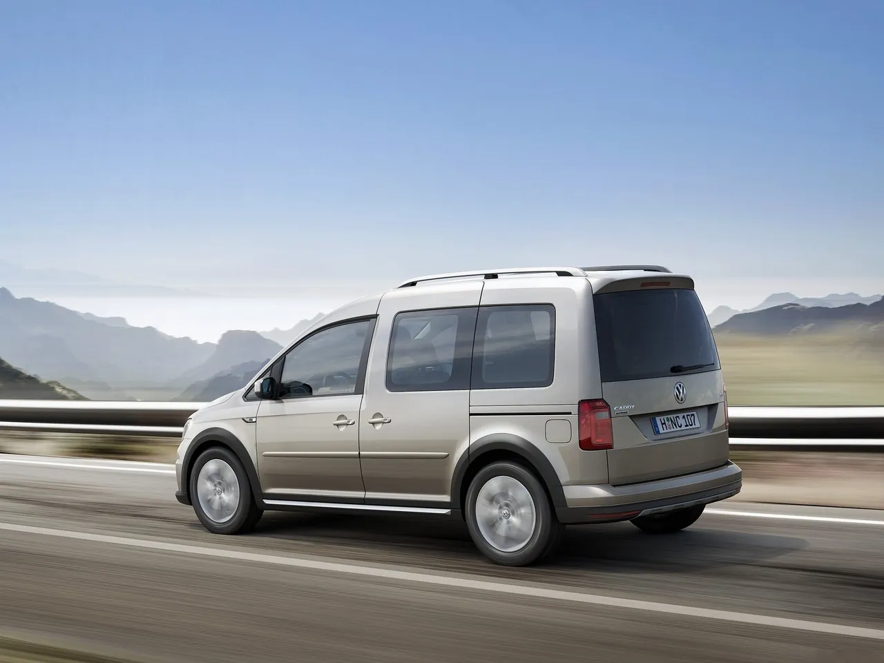 Volkswagen Caddy Alltrack (2016) – zadní tříčtvrteční pohled