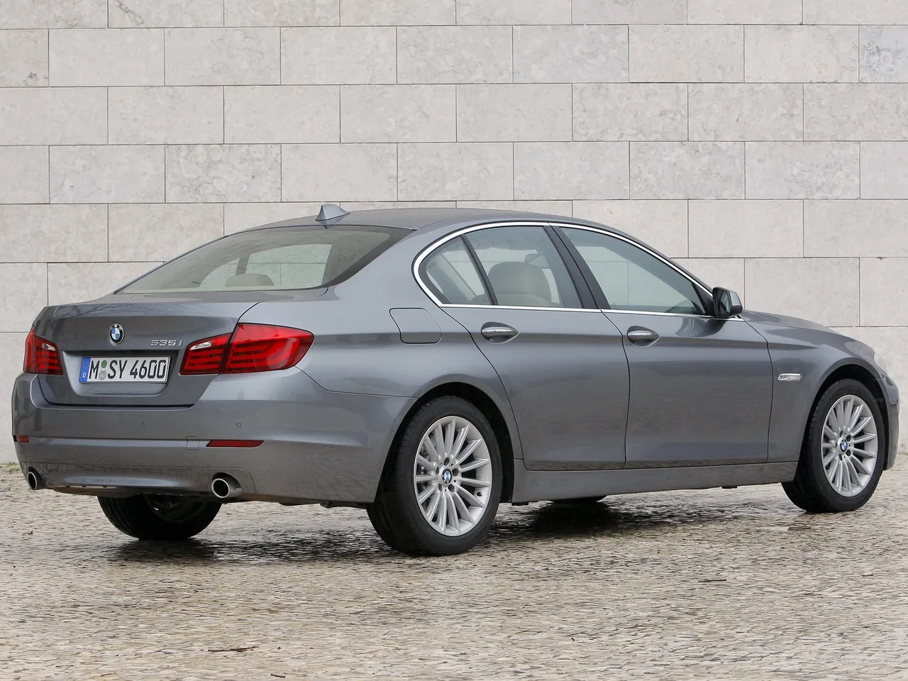 BMW 5-Series (2011) – zadní tříčtvrteční pohled