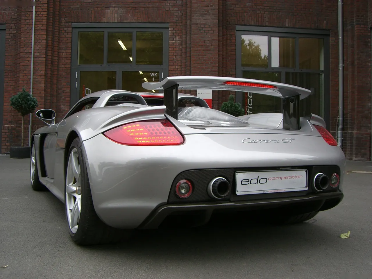 Edo Porsche Carrera GT (2007) – zadní tříčtvrteční pohled