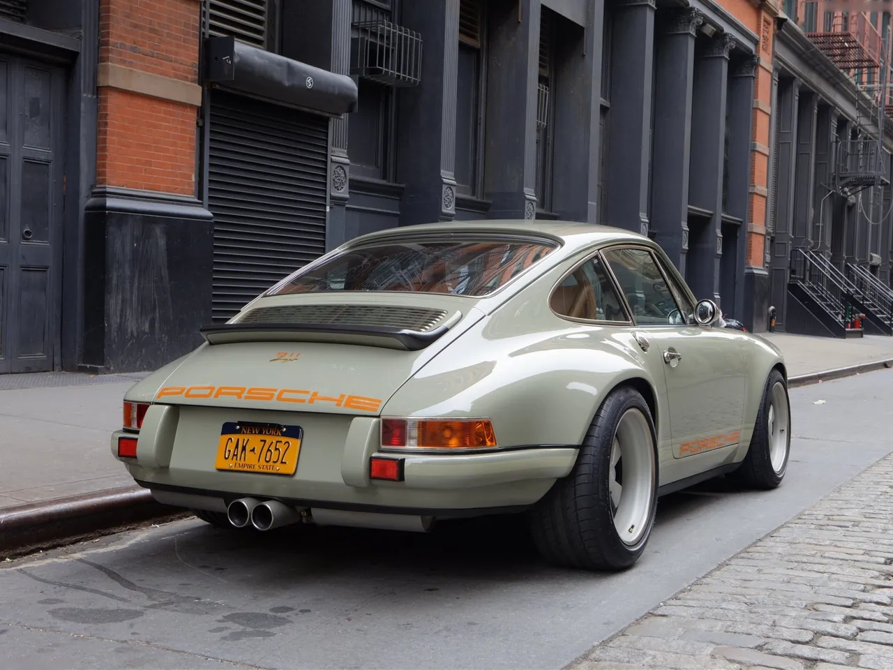 Singer 911 (2012) – zadní tříčtvrteční pohled
