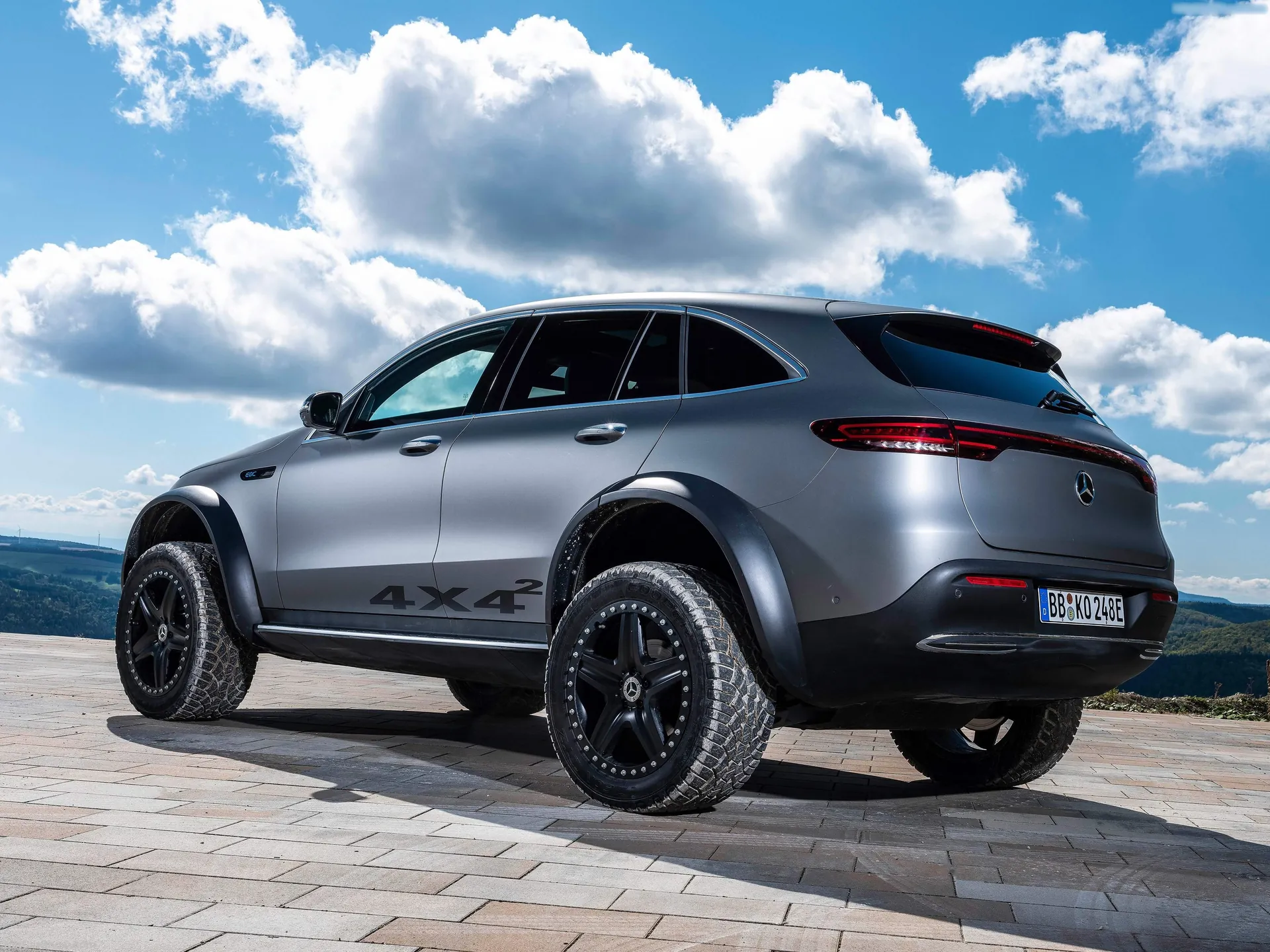 Mercedes-Benz EQC 4x4-2 Concept (2020) – zadní tříčtvrteční pohled