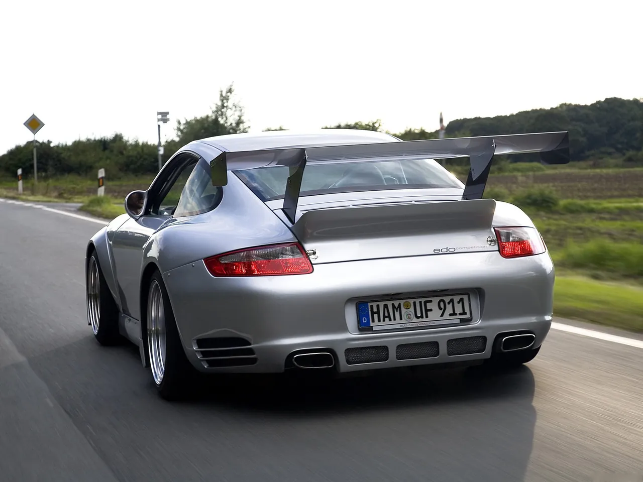 Edo Porsche 997 GT2 R (2007) – zadní tříčtvrteční pohled