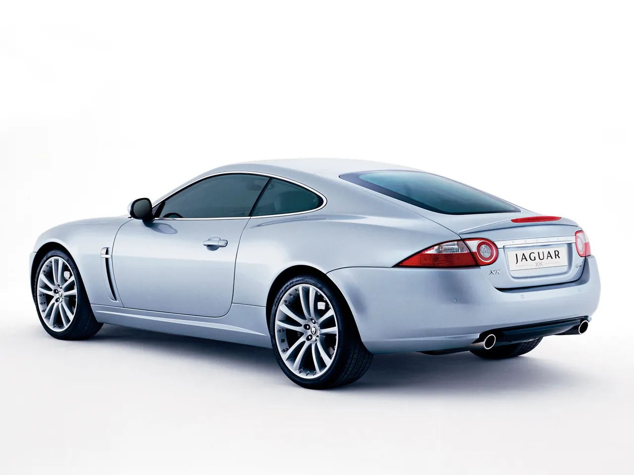 Jaguar XK (2007) – zadní tříčtvrteční pohled