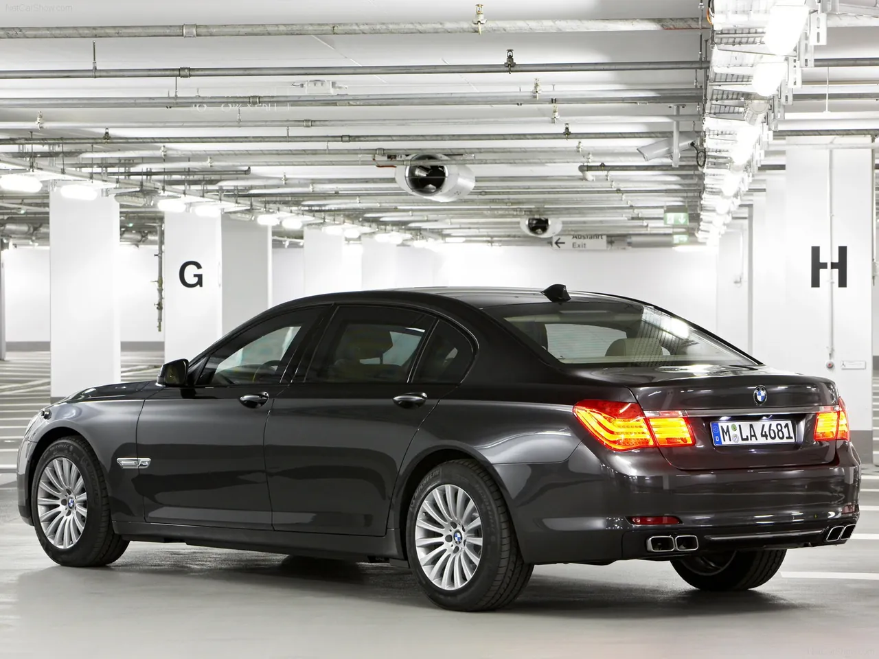 BMW 7-Series High Security (2010) – zadní tříčtvrteční pohled
