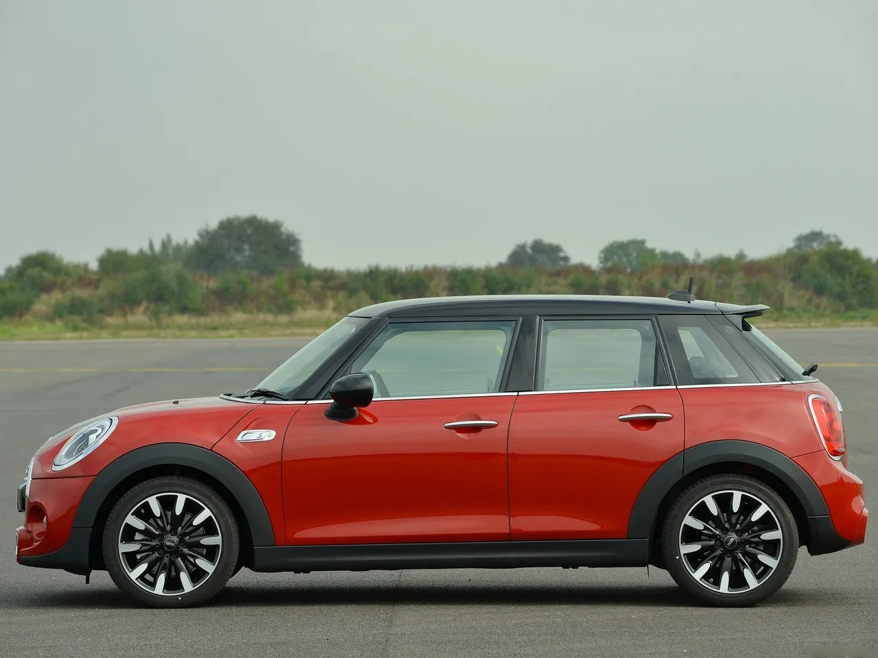 Mini Cooper S 5-door (2015) – boční profil