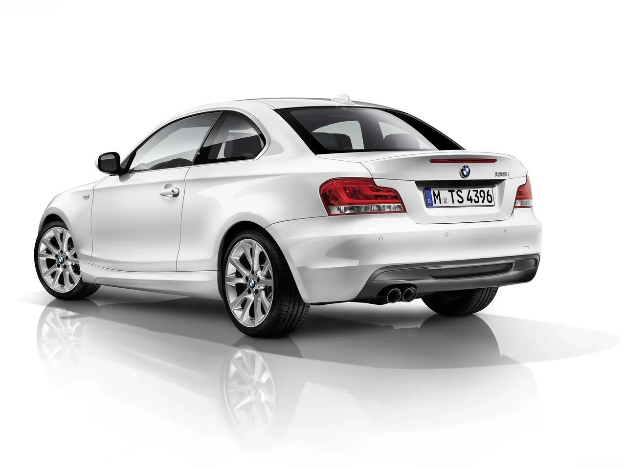 BMW 1-Series Coupe (2012) – zadní tříčtvrteční pohled