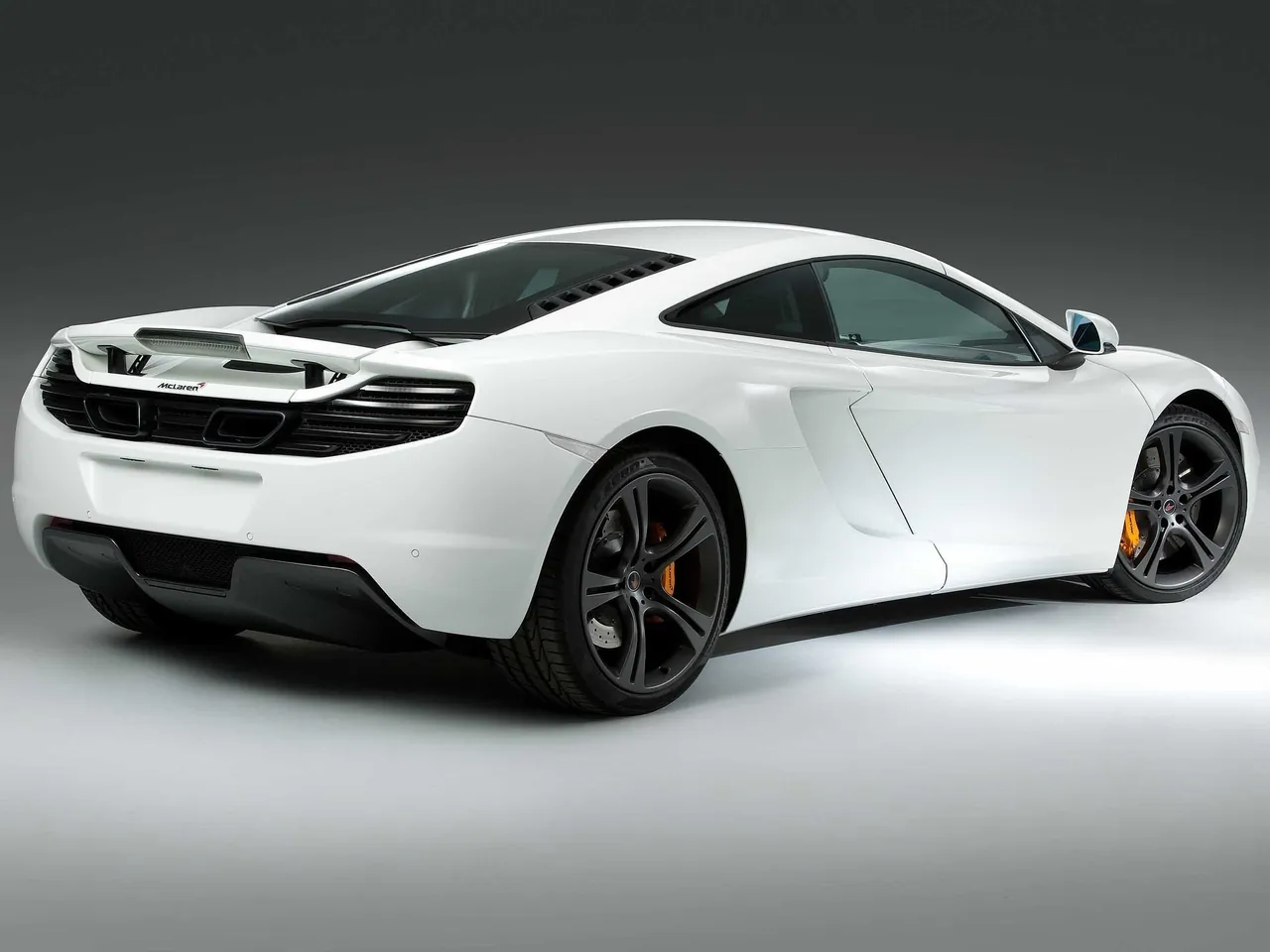 McLaren MP4-12C (2011) – zadní tříčtvrteční pohled