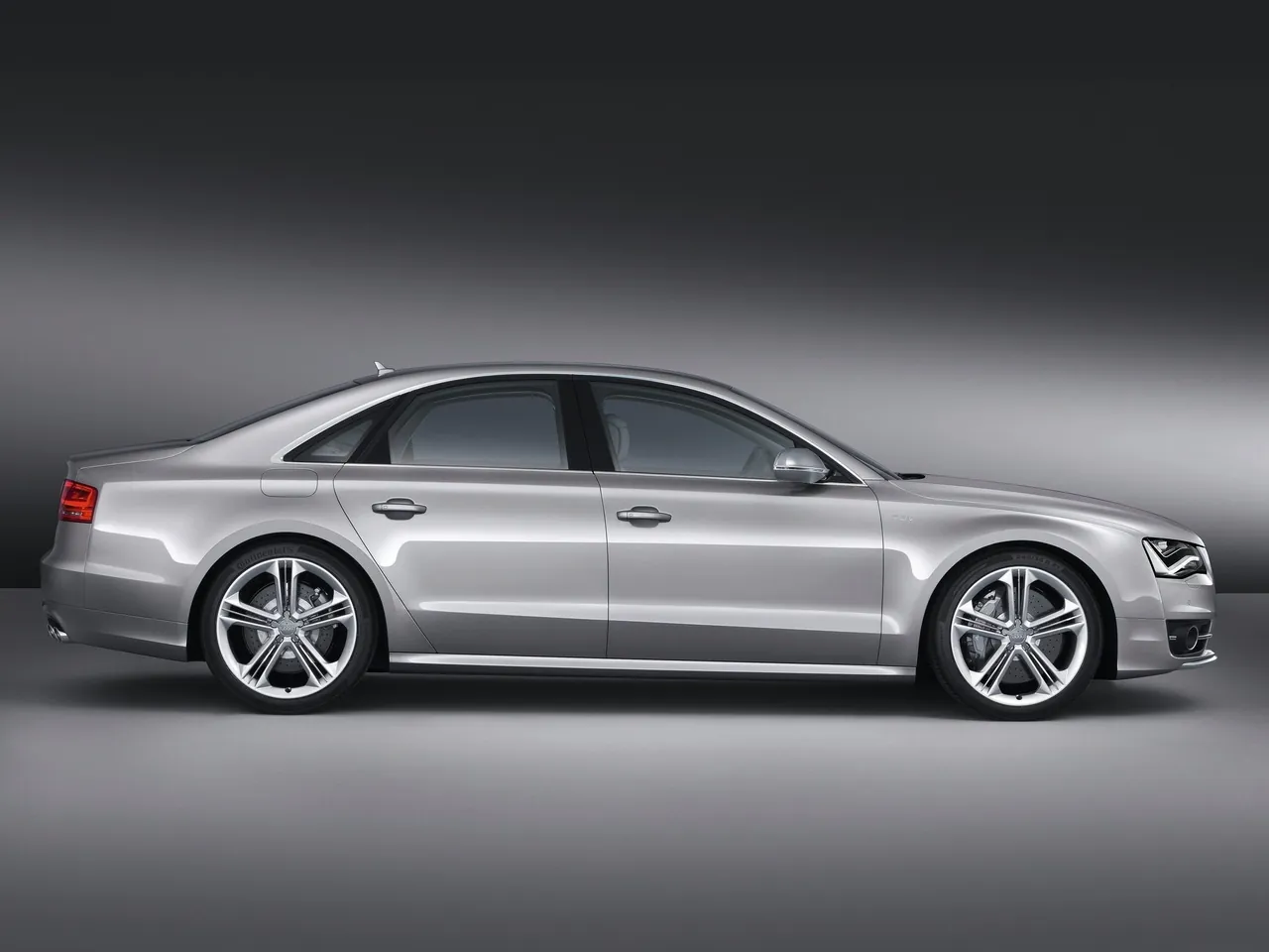 Audi S8 (2013) – boční profil