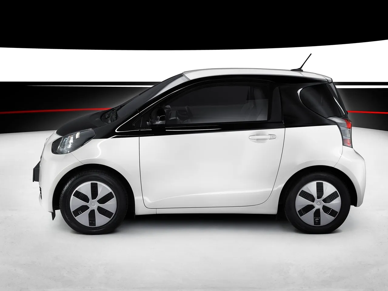 Toyota iQ EV (2013) - Side Profile