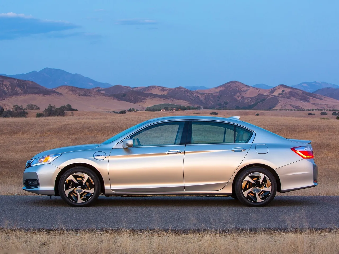 Honda Accord PHEV (2014) – boční profil