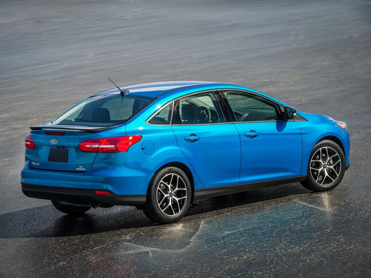Ford Focus Sedan (2015) – zadní tříčtvrteční pohled