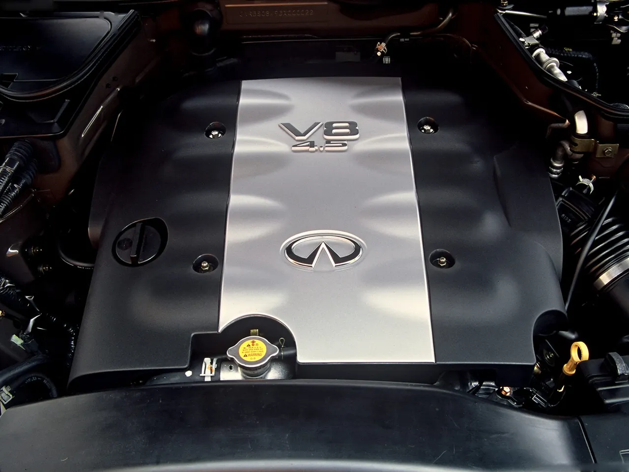 Infiniti FX45 (2003) – motorový prostor