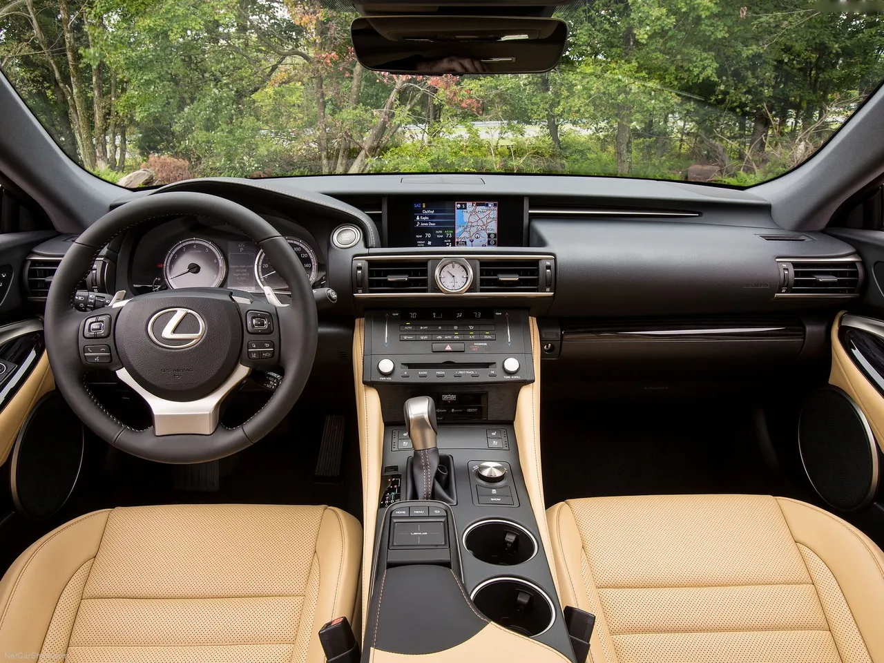 Lexus RC (2015) – interiér