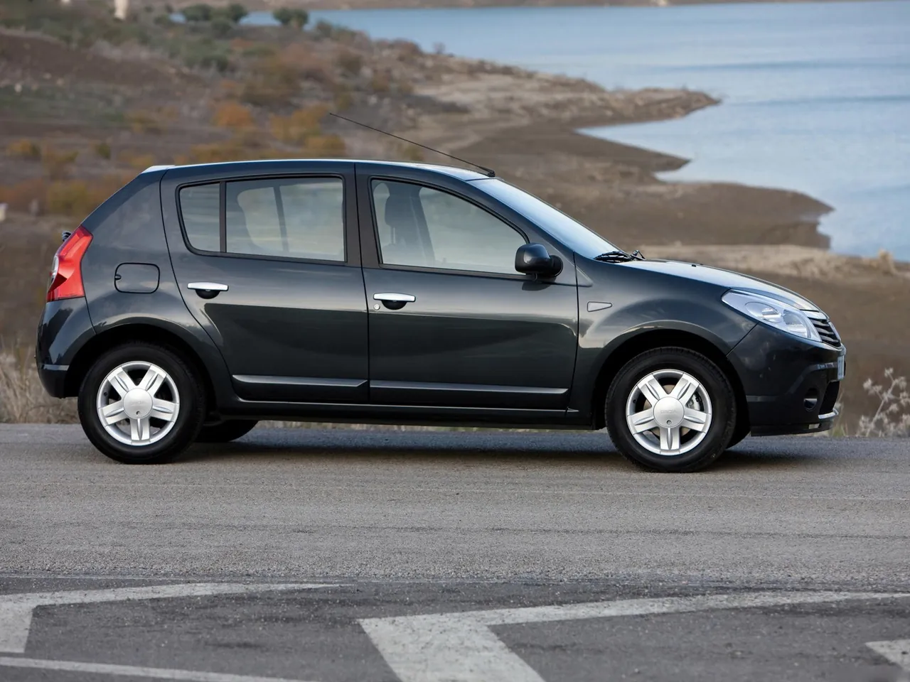 Dacia Sandero (2009) – boční profil