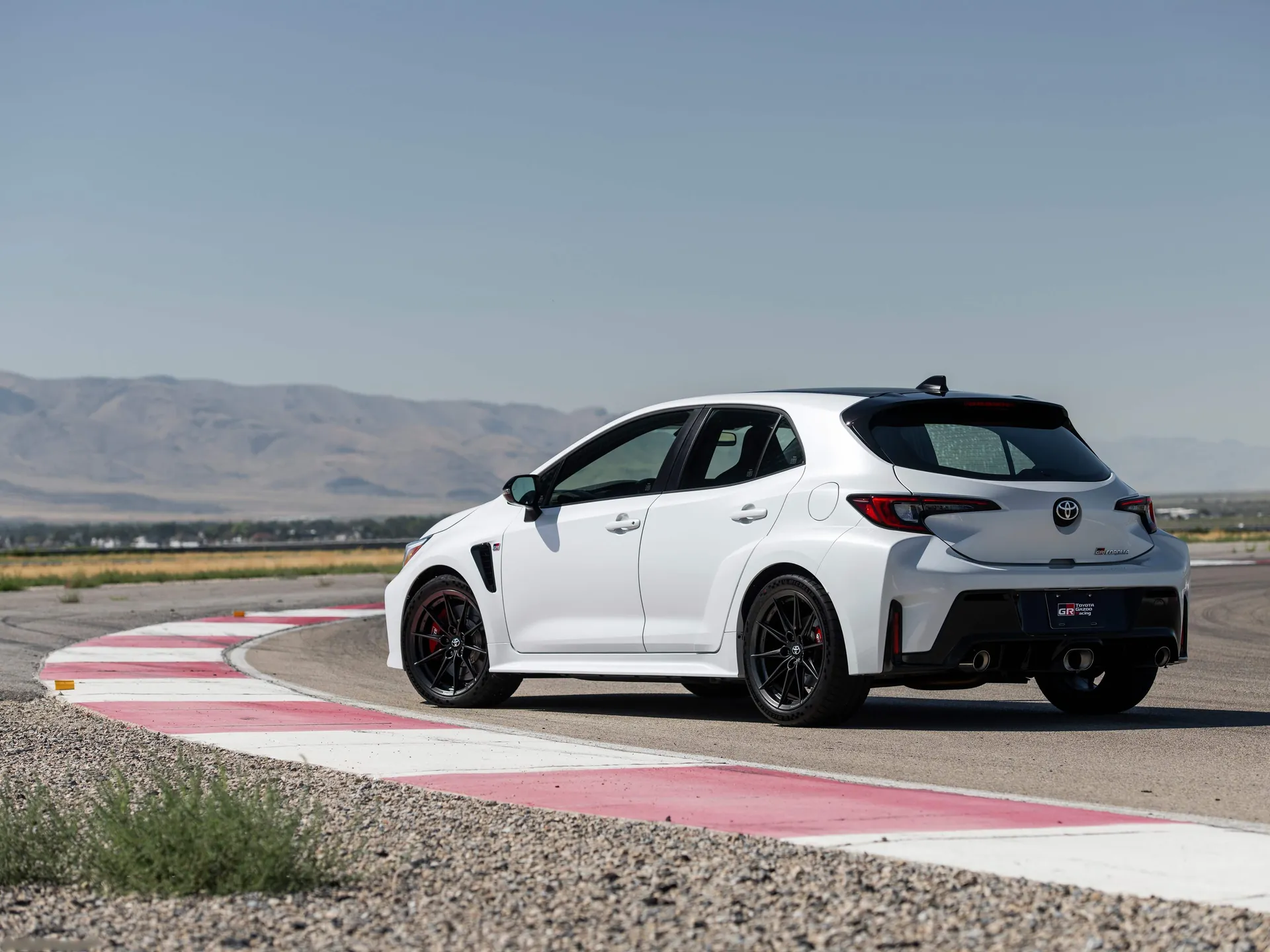 Toyota GR Corolla (2023) – zadní tříčtvrteční pohled